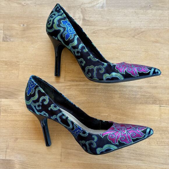 Elegant Black and Multicolor Embroidered Heels - Picture 4 of 10